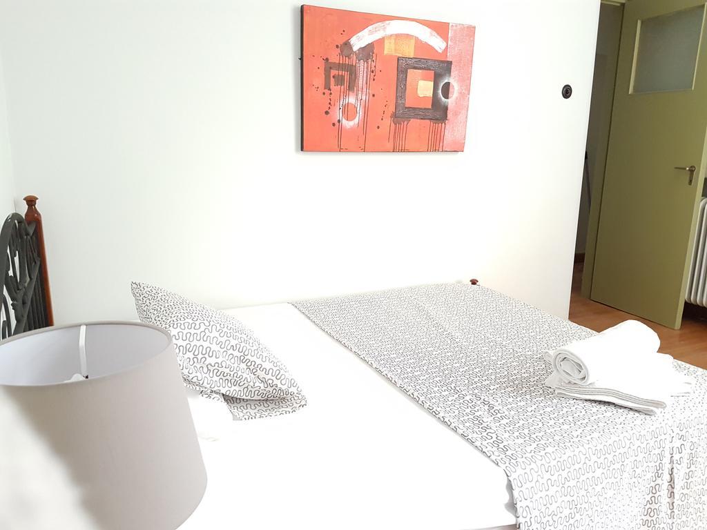 Errathens Pine Red And Taupe - Athens Center Apartman Kültér fotó
