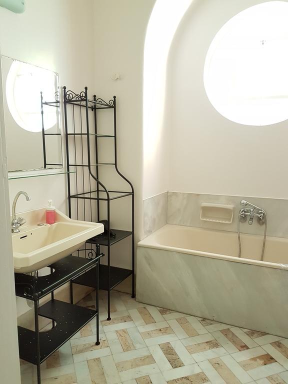 Errathens Pine Red And Taupe - Athens Center Apartman Kültér fotó