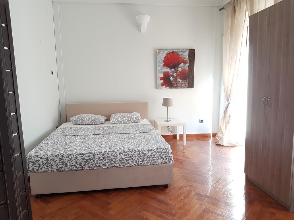 Errathens Pine Red And Taupe - Athens Center Apartman Kültér fotó
